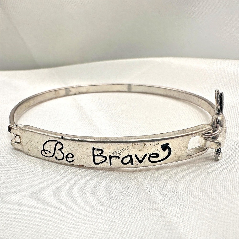 Vintage Y2K Silver Tone Be Brave Heart Arrow Charm Cuff Bracelet Statement Retro
